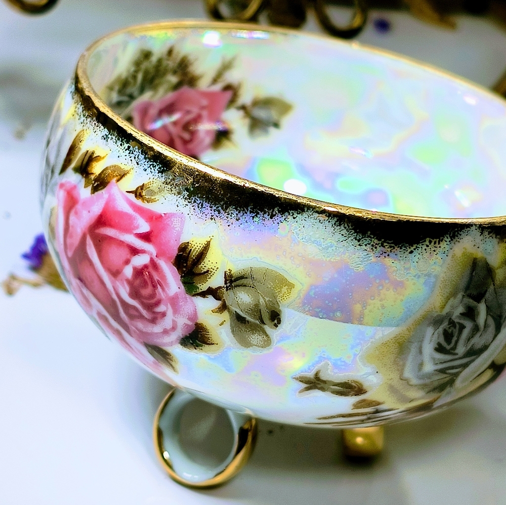 Beautiful three-legged teacup. The pattern consists of large bold roses, brown l - Picture 4 of 8